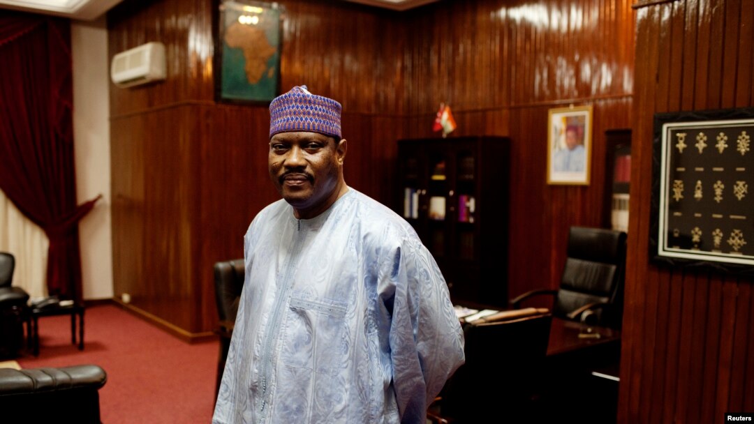 Mantan perdana menteri Niger, Hama Amadou, di kantornya di Niamey. (Foto: Dok)
