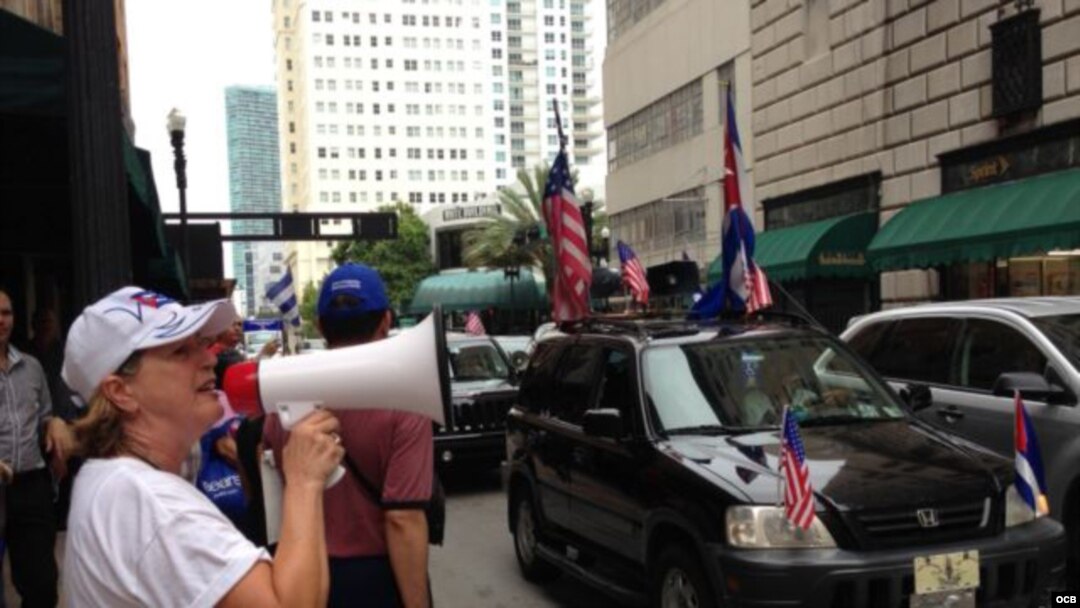 Protesta de cubanos exiliados en Miami ante el consulado de Bahamas (Foto: Ricardo Quintana, OCB).
