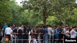 Almanya'ya ulaşmayı başaran mülteciler Sağlık ve Sosyal Yardım Bakanlığı'na başvurarak sığınmacı statüsü almaya çalışıyor. 