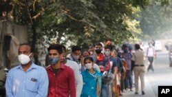 Orang-orang mengantre untuk menjalani tes Covid-19 di New Delhi, India, 6 November 2020. (Foto: AP/Manish Swarup)