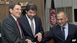 Pakistan's Foreign Secretary Salman Bashir, right, joins hands with Afghanistan Deputy Foreign Minister Jaweed Ludin, center, and US Special Representative for Afghanistan and Pakistan Marc Grossman prior their joint news conference at the Foreign Office 
