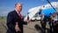 El presidente de EE.UU., Donald Trump, habla con periodistas en el aeropuerto municipal Morristown en Morristown, Nueva Jersey, antes de retornar a la Casa Blanca el domingo, 7 de julio, de 2019.
