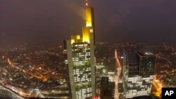 Kantor pusat Commerzbank di Frankfurt, Jerman (foto: dok). Pemerintah AS mendenda Commerzbank $1,45 miliar, Kamis (12/3).