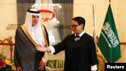 Menteri Luar Negeri RI Retno Marsudi (kanan) menyambut Menteri Luar Negeri Arab Saudi Adel bin Ahmed Al-Jubeir (kiri) sebelum pertemuan di Jakarta, Selasa, 23 Oktober 2018.