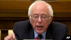 Senator Bernie Sanders berbicara pada konferensi tentang isu-isu sosial, ekonomi, dan lingkungan di Vatikan, Jumat (15/4).