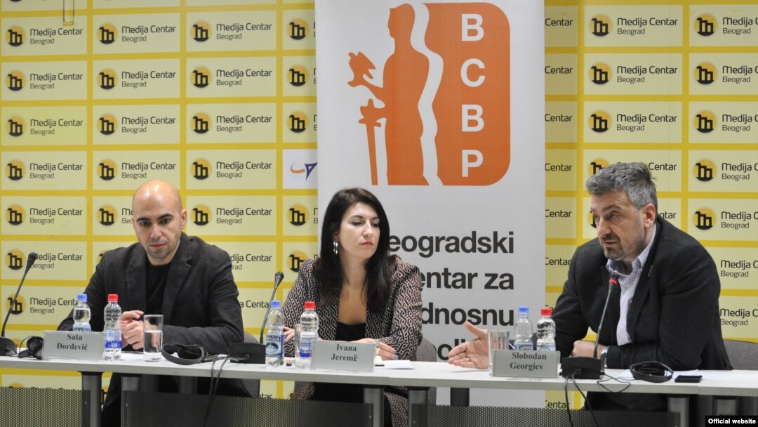 Saša Đorđević i Ivana Jeremić, Istraživači Beogrdskog centra za ljudska prava i novinar Slobodan Georgijev (moderator) na konferenciji u Medijacentru u Beogradu, 17. decembra 2019. (Foto: Medijacentar Beograd)
