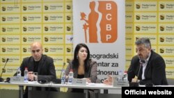 Saša Đorđević i Ivana Jeremić, Istraživači Beogrdskog centra za ljudska prava i novinar Slobodan Georgijev (moderator) na konferenciji u Medijacentru u Beogradu, 17. decembra 2019. (Foto: Medijacentar Beograd)