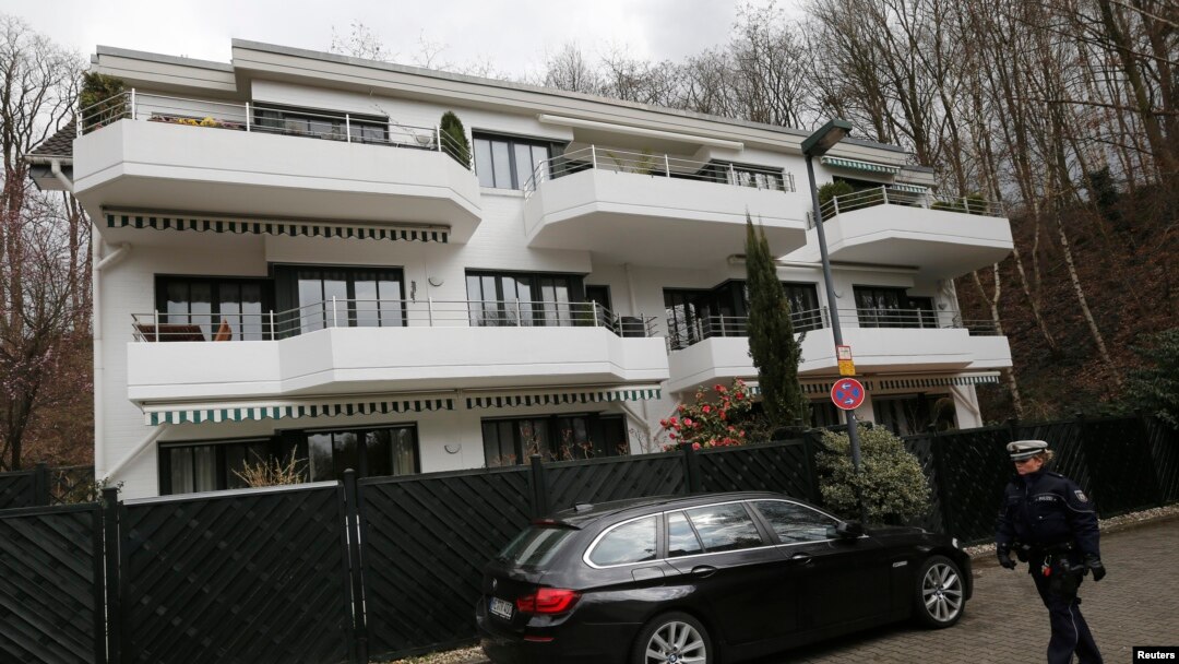 Polisi di depan apartemen Andreas Lubitz di Duesseldorf. Co-pilot Germanwings itu diduga sengaja menabrakkan pesawatnya hingga jatuh di pegunungan Alpen.