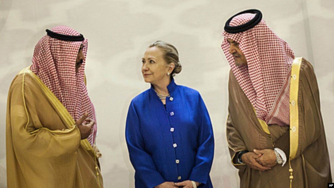 Saudiya Arabistoni Tashqi ishlar vaziri Saud Al-Faisal, AQSh Davlat kotibasi Xillari Klinton va Quvayt Tashqi ishlar vaziri Shayx Saboh Xolid al-Hamad Al-Saboh, Riyod, 31-mart, 2012 