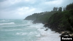 Las resacas y las olas chocan contra la costa sur mientras los vientos del huracán Ernesto se acercan a Church Bay, Bermudas, el 16 de agosto de 2024.