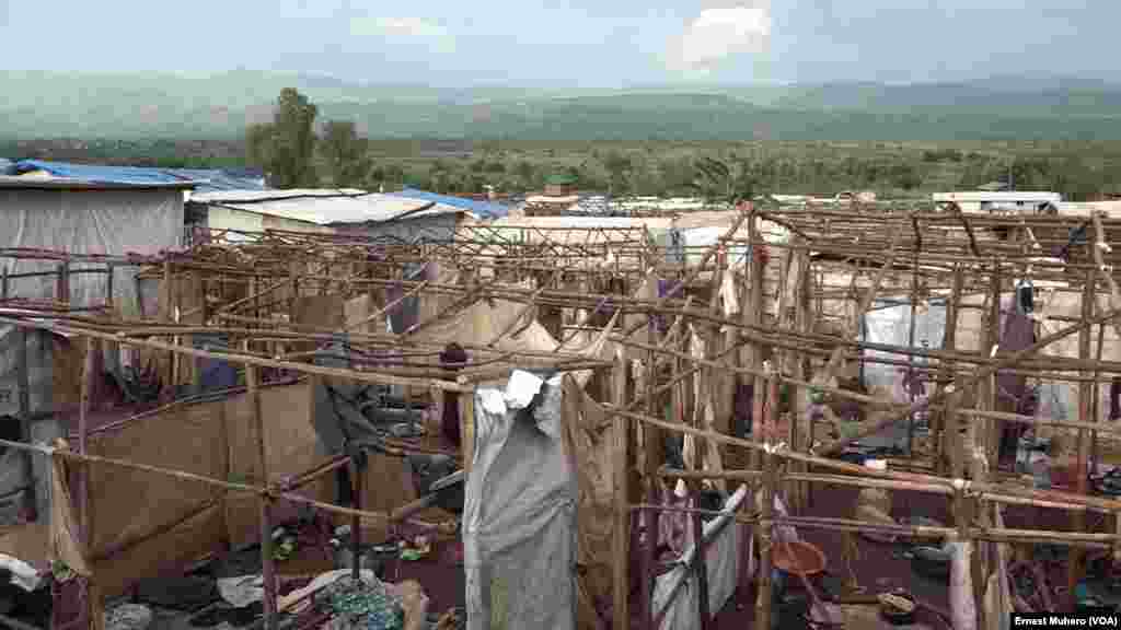 Des tentes détruites et des effets des réfugiés abandonnés au camp de Kamanyola, Sud-Kivu, 7 mars 2018. (VOA/Ernest Muhero)