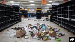 Supermarket displays stand empty and looted following protests caused by a 20 percent hike in gasoline prices, in Veracruz, Mexico, Jan. 7, 2017. 