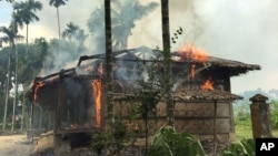 Api melahap sebuah rumah di desa Gawdu Zara, negara bagian Rakhine utara, Myanmar, 7 September 2017. Pasukan keamanan dan gerombolan sekutu telah membakar ribuan rumah di negara bagian Rakhine Utara, yang dihuni oleh mayoritas warga Muslim Rohingya di negara tersebut. (Foto: dok).