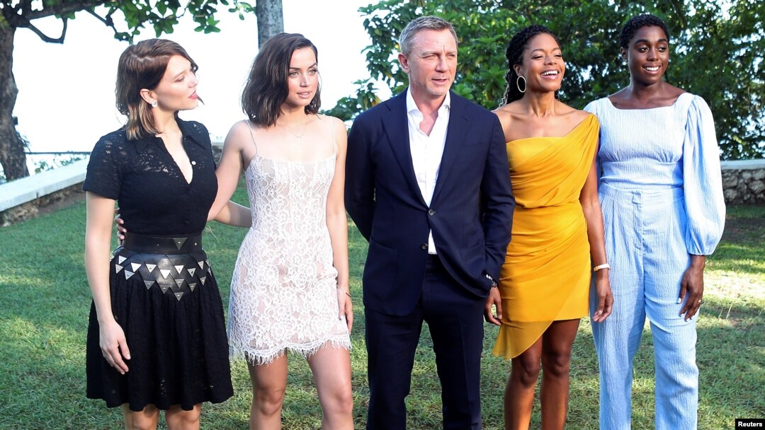 Para pemeran serial James Bond, (ki-ka): Lea Seydoux, Ana de Armas, Daniel Craig, Naomie Harris dan Lashana Lynch, berfoto di Oracabessa, Jamaika, 25 April 2019. (Foto: REUTERS/Gilb)
