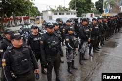 Oficiales de policía hacen guardia mientras brindan seguridad dentro de las instalaciones del Consejo Nacional Electoral antes de las elecciones presidenciales del domingo, en Guayaquil, Ecuador, el 7 de febrero de 2025. REUTERS/Luisa González