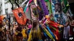 Bailarines actúan en una fiesta precarnaval del bloco "Cordao do Boitata" en Río de Janeiro, 12 de febrero de 2023. El carnaval comienza oficialmente el 17 de febrero. (AP Foto/Bruna Prado)