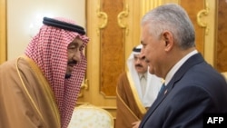 Le roi saoudien Salman bin Abdulaziz Al Saud serre la main du Premier ministre turc Binali Yildirim à Riyad, en Arabie Saoudite, le 27 décembre 2017.