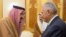 Le roi saoudien Salman bin Abdulaziz Al Saud serre la main du Premier ministre turc Binali Yildirim à Riyad, en Arabie Saoudite, le 27 décembre 2017.