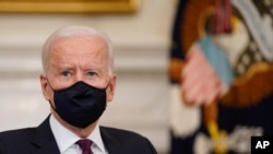 Le président Joe Biden participe à une table ronde sur un ensemble de mesures de lutte contre le coronavirus à la Maison Blanche à Washington, le vendredi 5 mars 2021.