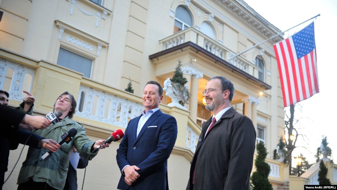 Specijalni izaslanik predsednika SAD za dijalog Beograda i Prištine Ričard Grenel i američki ambasador u Srbiji Entoni Godfri u dvorištu američke rezidencije u Beogradu razgovaraju sa novinarima, 23. 01. 2020.