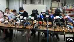 12港人关注组联同多名被控组织及偷越边境罪的港人家属12月28日晚召开记者会，他们担心深圳盐田法院以”择期宣判”等理由，无限期拖延释放12港人的日期。 (美国之音/汤惠芸)