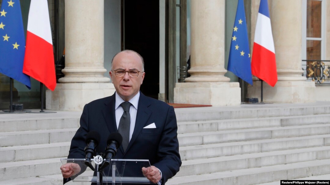Menteri Dalam Negeri Perancis Bernard Cazeneuve berbicara kepada medi di Istan Elysee di Paris. (Foto: Dok)