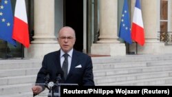 Menteri Dalam Negeri Perancis Bernard Cazeneuve berbicara kepada medi di Istan Elysee di Paris. (Foto: Dok)