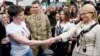 Vojni pilog Nađa Savčenko sa bivšom ukrajinskoj premijerkom Julijom Timošenko po dolasku u Kijev, 25. maj 2016.