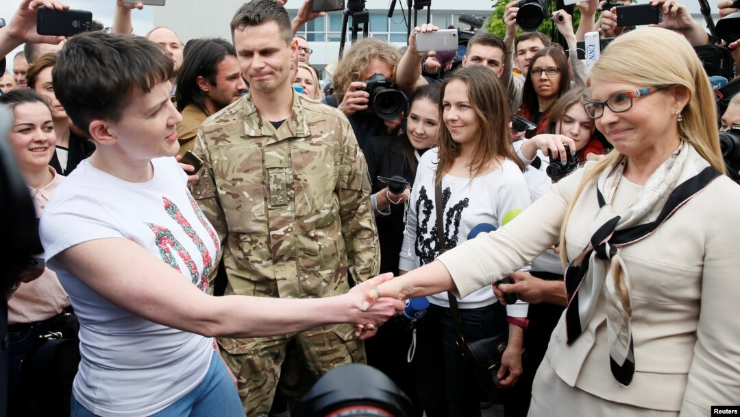 Vojni pilog Nađa Savčenko sa bivšom ukrajinskoj premijerkom Julijom Timošenko po dolasku u Kijev, 25. maj 2016.