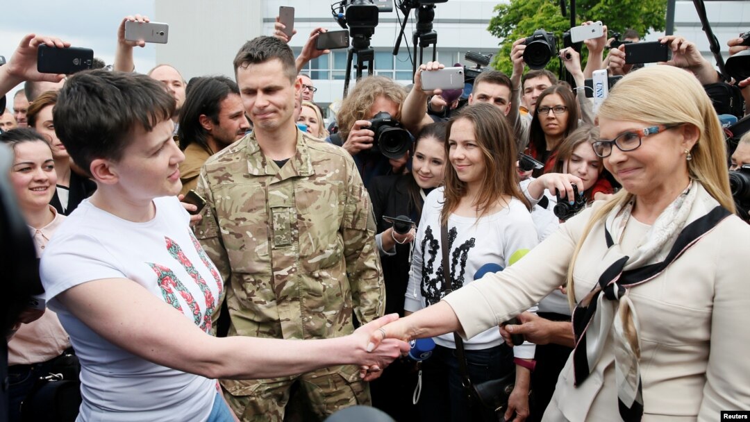 Umudereva w'indenge w'umunya Ukraine, Nadiya Savchenko, i bubamfu, kw'ifoto, ku kibuga mpuzamaungu co ku murwa mukuru, Kiev, kw'italiki 25 z'ukwezi kwa gatanu, umwaka w'i 2016