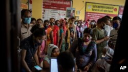 인도 뉴델리 근교 보건소에서 사람들이 지난 3일 신종 코로나바이러스 백신 접종 신청을 하고 있다. 