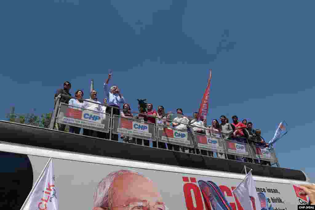Kemal Kılıçdaroğlu gençlerle Anıtkabir'e yürüdü.