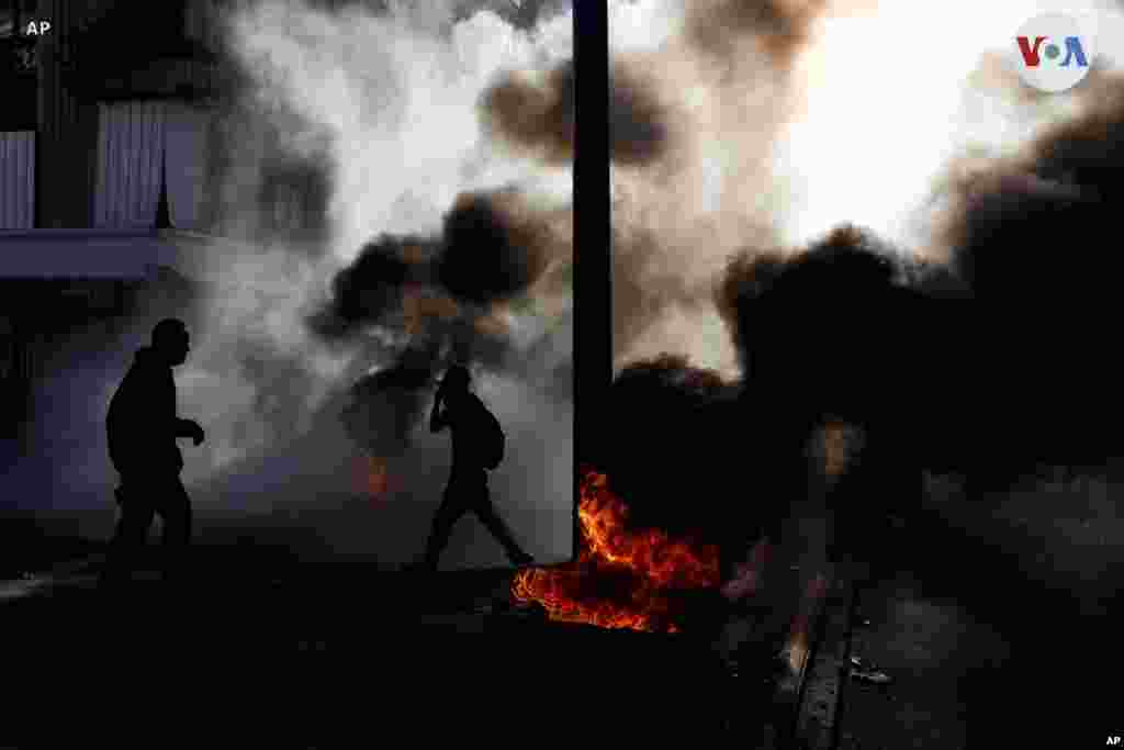 En la denominada Plaza de la Dignidad, bastión de las&nbsp;protestas&nbsp;en Santiago, convergieron diversas marchas desde distintos puntos de la ciudad, bloqueando una importante avenida del centro de la capital, lo que generó desvíos de tránsito.