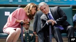 El presidente de Colombia, Iván Duque y la Vice Presidenta Martha Lucia Ramírez durante una ceremonia militar en Bogotá, Colombia