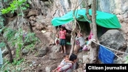 ကယားပြည်နယ် ဒီးမော့ဆိုမြို့နယ်အတွင်း မြန်မာစစ်တပ်ရဲ့ ပစ်ခတ်မှုတွေကြောင့် တောတောင်ထဲ ပုန်းအောင်နေရတဲ့ ဒေသခံအချို့။