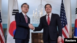 2026년 2월 3일 미국 워싱턴 D.C. 국무부에서 마르코 루비오 미 국무장관이 조현 한국 외교부 장관과 만나 악수하는 모습.