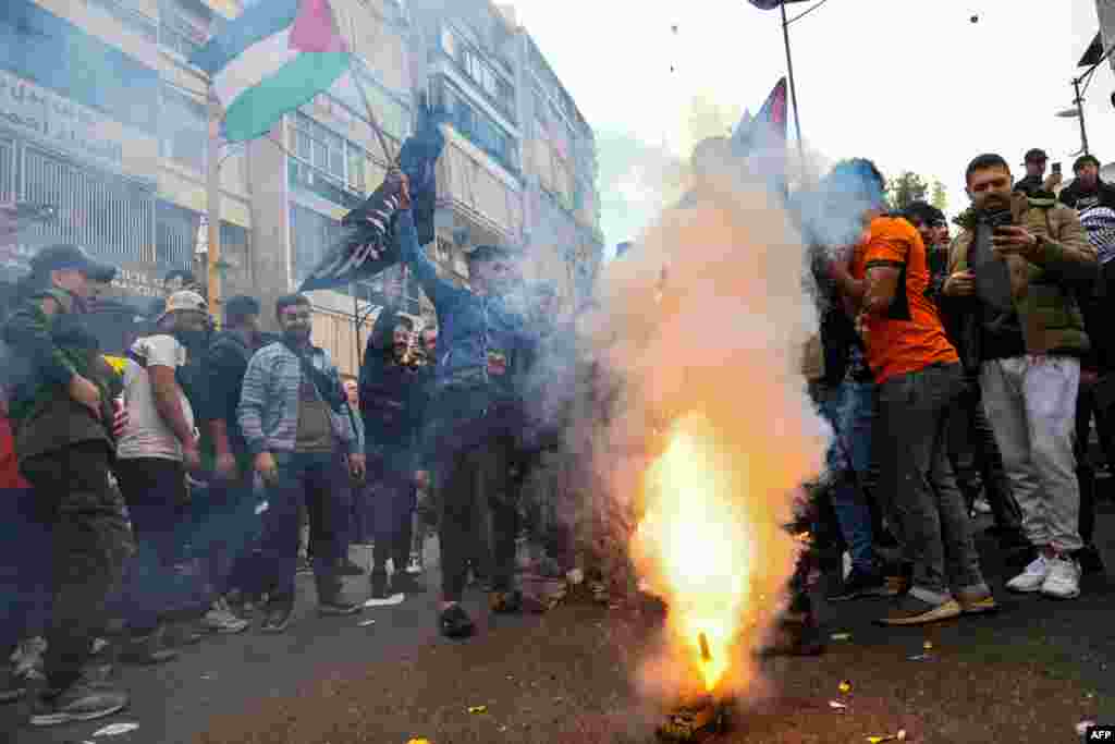 Los sirios celebran la toma de la capital, Damasco, por combatientes rebeldes sirios en el barrio Triq al Jdideh de Beirut el 8 de diciembre de 2024. &nbsp;