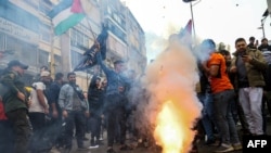 Warga Suriah merayakan pengambilalihan ibu kota Damaskus oleh pemberontak Suriah di lingkungan Triq al Jdideh, Beirut pada 8 Desember 2024. (Foto: AFP)