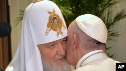 La numéro un de l'Eglise orthodoxe russe, le patriarche Kirill, à gauche, embrasse le pape François lors de leur rencontre à l'aéroport Jose Marti à La Havane, Cuba, 12 février 2016. (Adalberto Roque/Pool photo via AP)