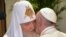La numéro un de l'Eglise orthodoxe russe, le patriarche Kirill, à gauche, embrasse le pape François lors de leur rencontre à l'aéroport Jose Marti à La Havane, Cuba, 12 février 2016. (Adalberto Roque/Pool photo via AP)