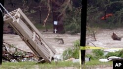 2015年5月26日得克萨斯州： 布兰科河一天前洪水过后的垃圾