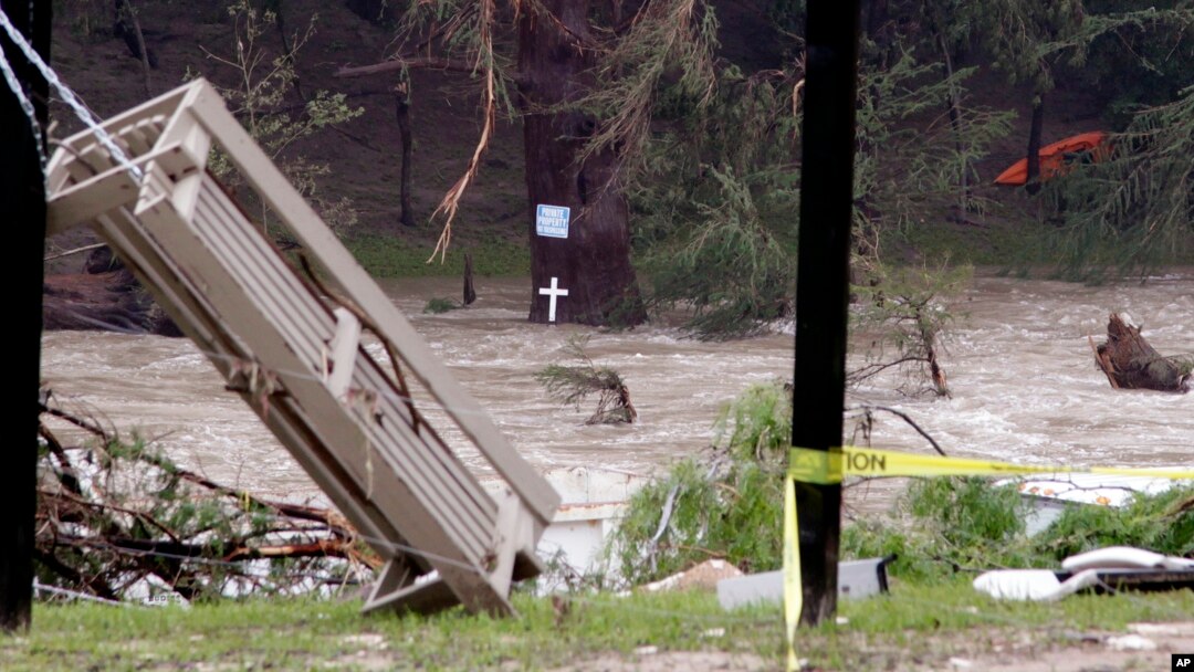 Sungai Blanco di Wimberley, Texas terlihat meluap dan menghanyutkan berbagai puing-puing dalam aliran sungai tersebut, Selasa (26/5). 