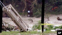 Sungai Blanco di Wimberley, Texas terlihat meluap dan menghanyutkan berbagai puing-puing dalam aliran sungai tersebut, Selasa (26/5). 