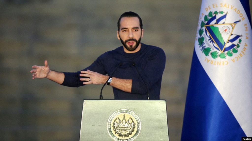 ARCHIVO: El presidente de El Salvador, Nayib Bukele, habla durante la inauguración de la planta farmacéutica Vijosa en Santa Tecla, El Salvador, el 20 de noviembre de 2023. REUTERS/José Cabezas