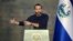 ARCHIVO: El presidente de El Salvador, Nayib Bukele, habla durante la inauguración de la planta farmacéutica Vijosa en Santa Tecla, El Salvador, el 20 de noviembre de 2023. REUTERS/José Cabezas