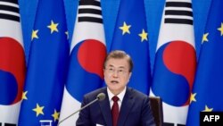 문재인 한국 대통령이 30일 한국 청외대에서 샤를 미셸 유럽연합(EU) 정상회의 상임의장과 우르줄라 폰데어라이엔 집행위원장과 화상 정상회담을 했다. 