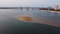 Permukaan air Sungai Parana, di sekitar Rosario, Argentina yang mengalir melalui pelabuhan pedalaman utama di Corrientes, turun ke titik terendah dalam sejarah akibat kekeringan parah di hulu di Brazil, 18 September 2024. (Sebastian Toba/REUTERS)