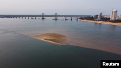 Permukaan air Sungai Parana, di sekitar Rosario, Argentina yang mengalir melalui pelabuhan pedalaman utama di Corrientes, turun ke titik terendah dalam sejarah akibat kekeringan parah di hulu di Brazil, 18 September 2024. (Sebastian Toba/REUTERS)