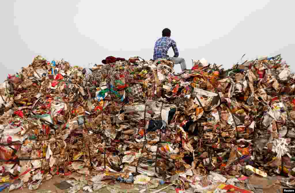 ماہرین کے مطابق ماحول کو مزید آلودگی سے بچانے اور&nbsp;پلاسٹک کا بڑھتا ہوا استعمال روکنے کے لیے اقدامات ناگزیر ہیں۔ &nbsp;