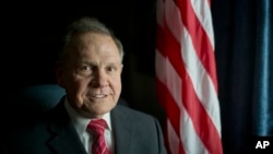 Le président de la Cour suprême d'Alabama Roy Moore pose devant le drapeau américain à Montgomery, 17 février 2015. (AP Photo / Brynn Anderson, File)